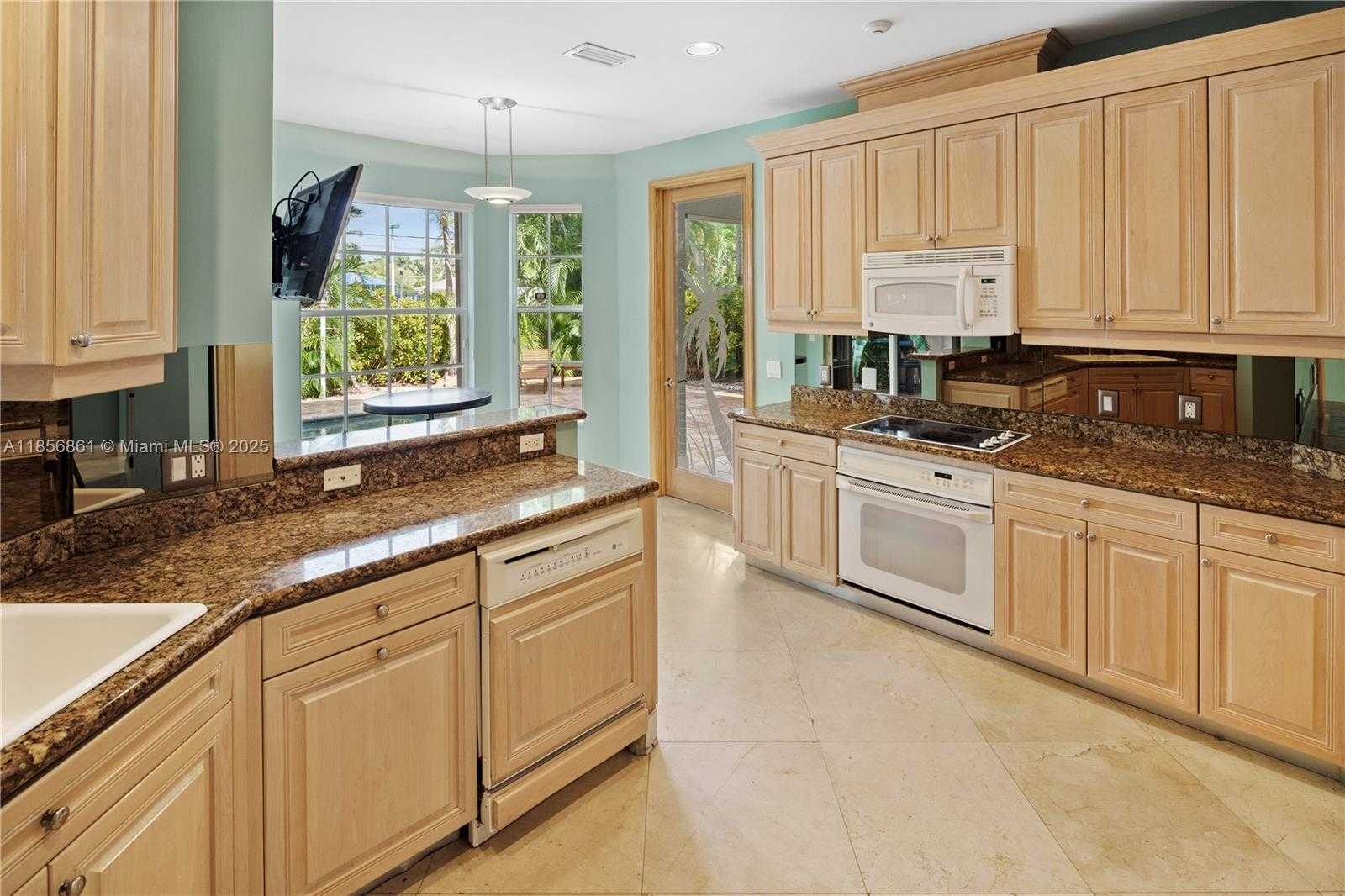 Small Image of 4011 194TH TRL, Sunny Isles Beach Number 9