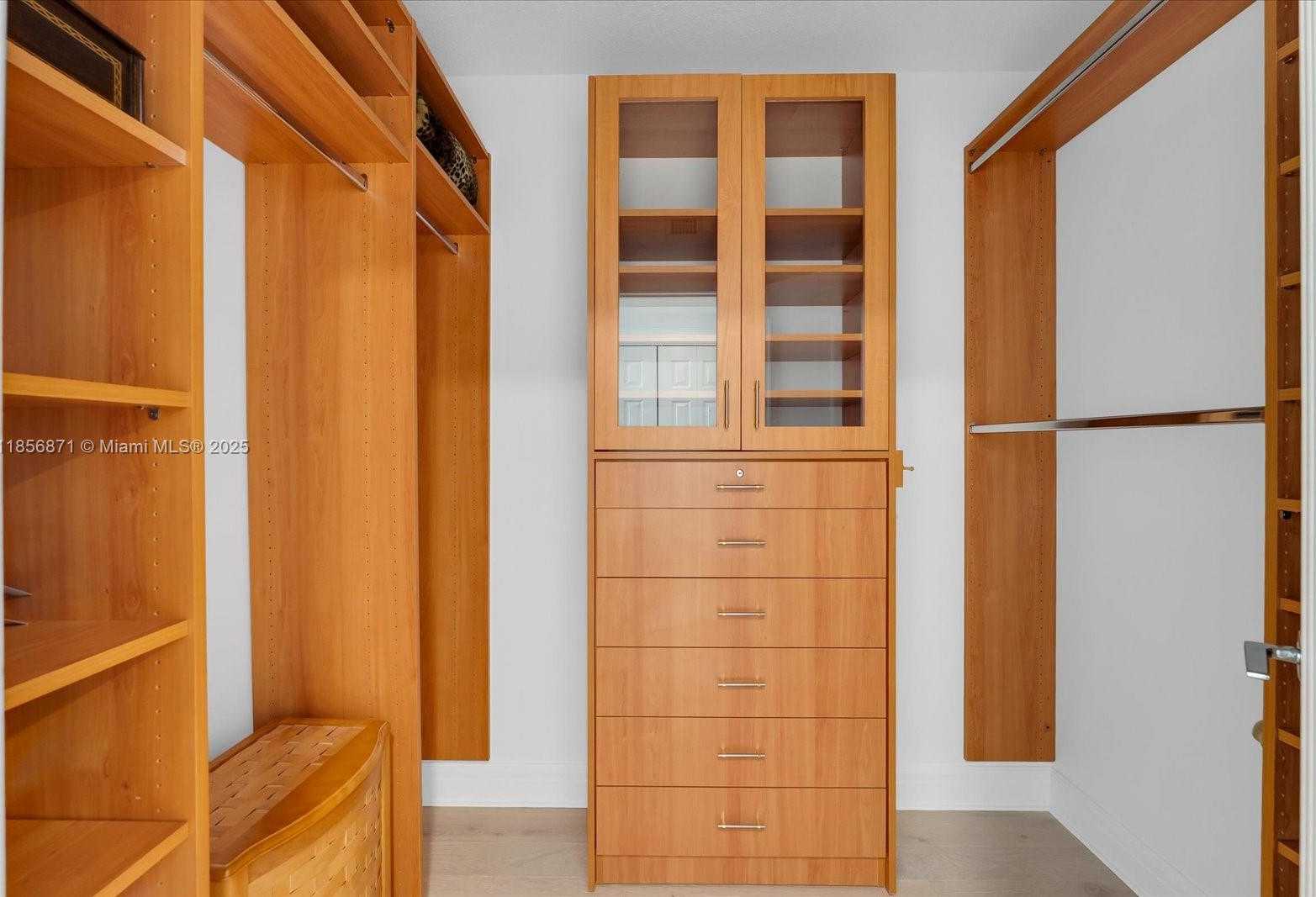 Small Image of 1455 OCEAN DR #909, Miami Beach Number 15