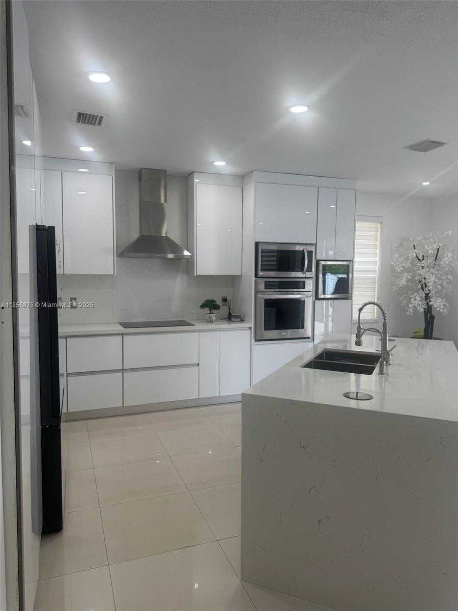 Small Image of Hialeah Number 13
