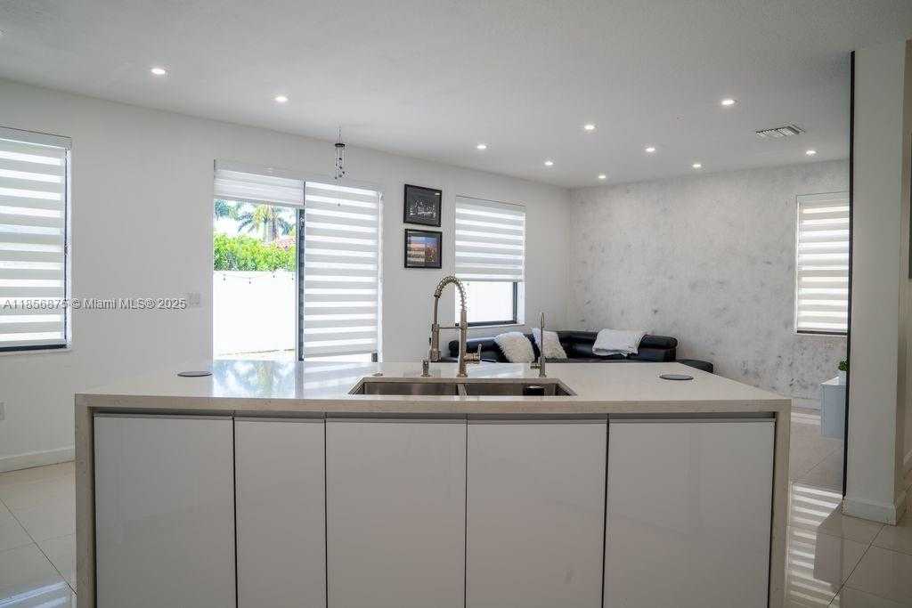 Small Image of Hialeah Number 16