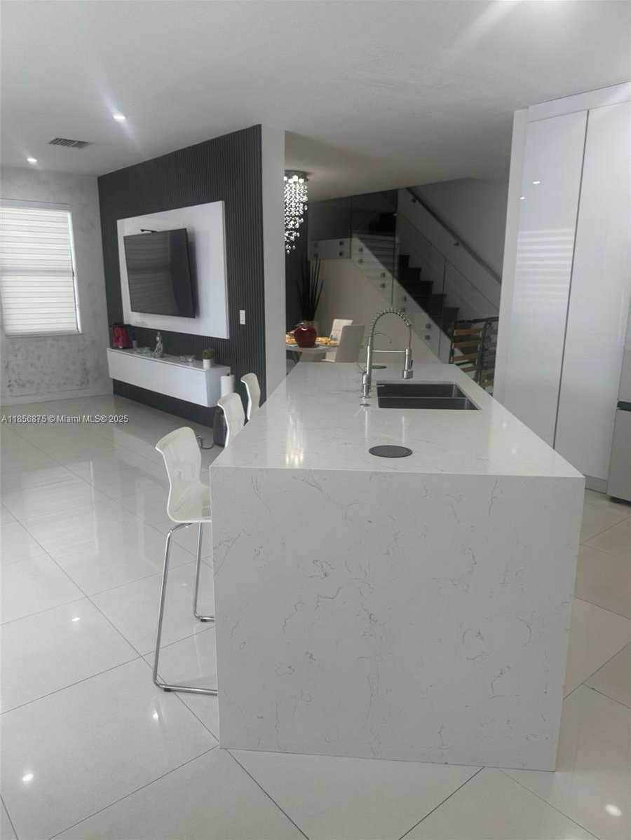 Small Image of Hialeah Number 17