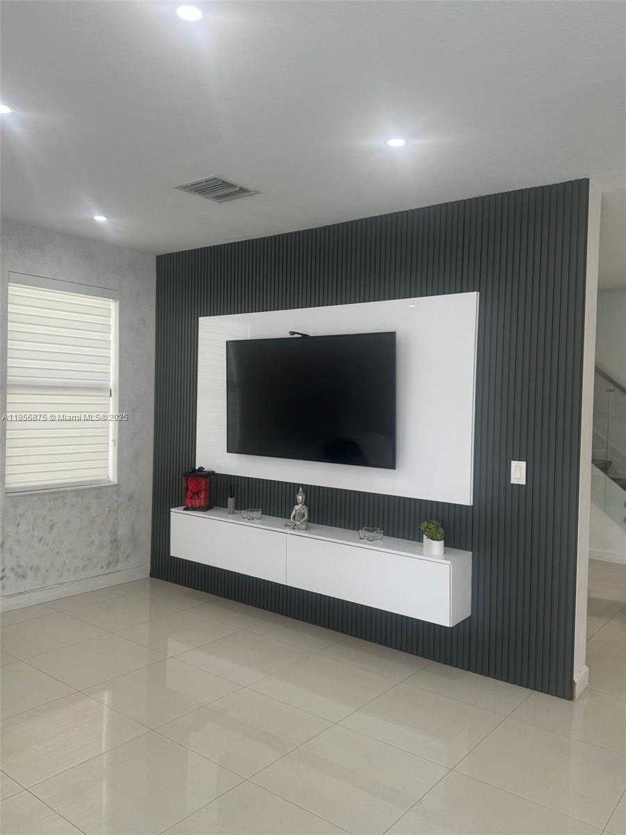 Small Image of Hialeah Number 19