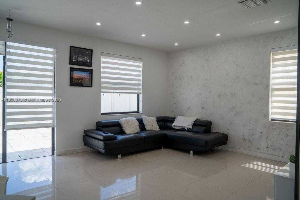 Small Image of Hialeah Number 57