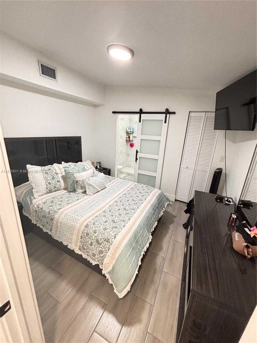 Small Image of 3100 NORTH WEST 95TH TER, Miami Number 9