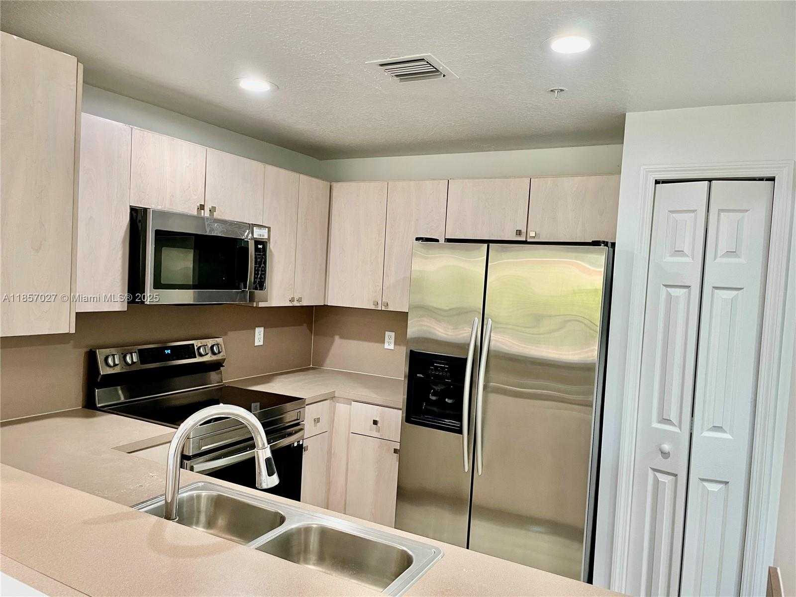 Small Image of 6420 NORTH WEST 114TH AVE #1333, Doral Number 4
