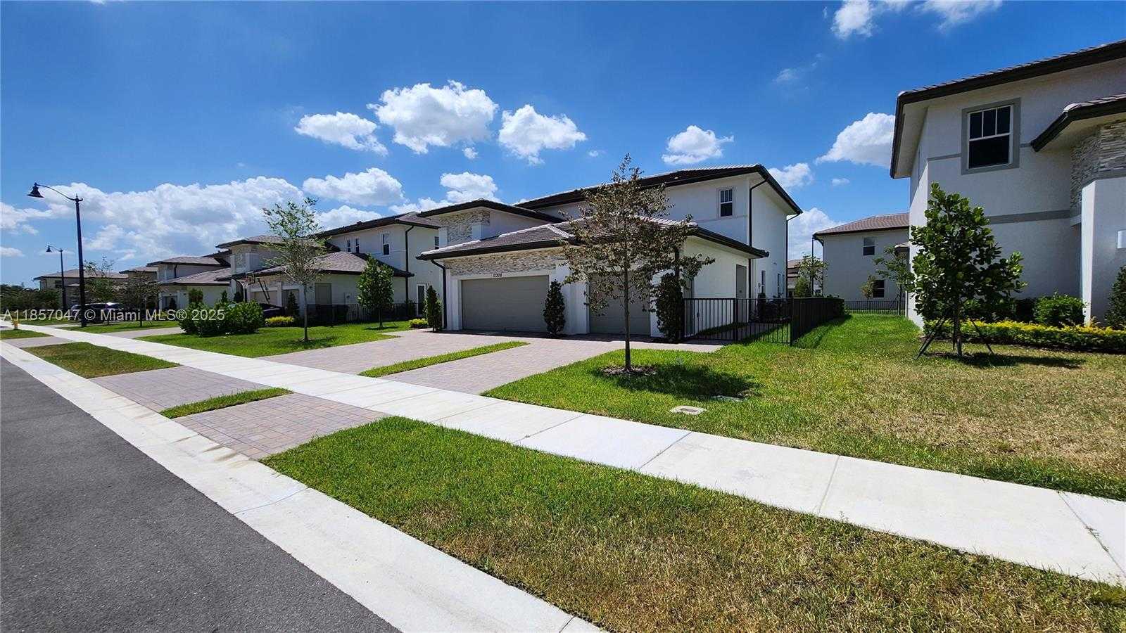 Small Image of 12308 SOUTH WEST 43RD ST, Davie Number 37