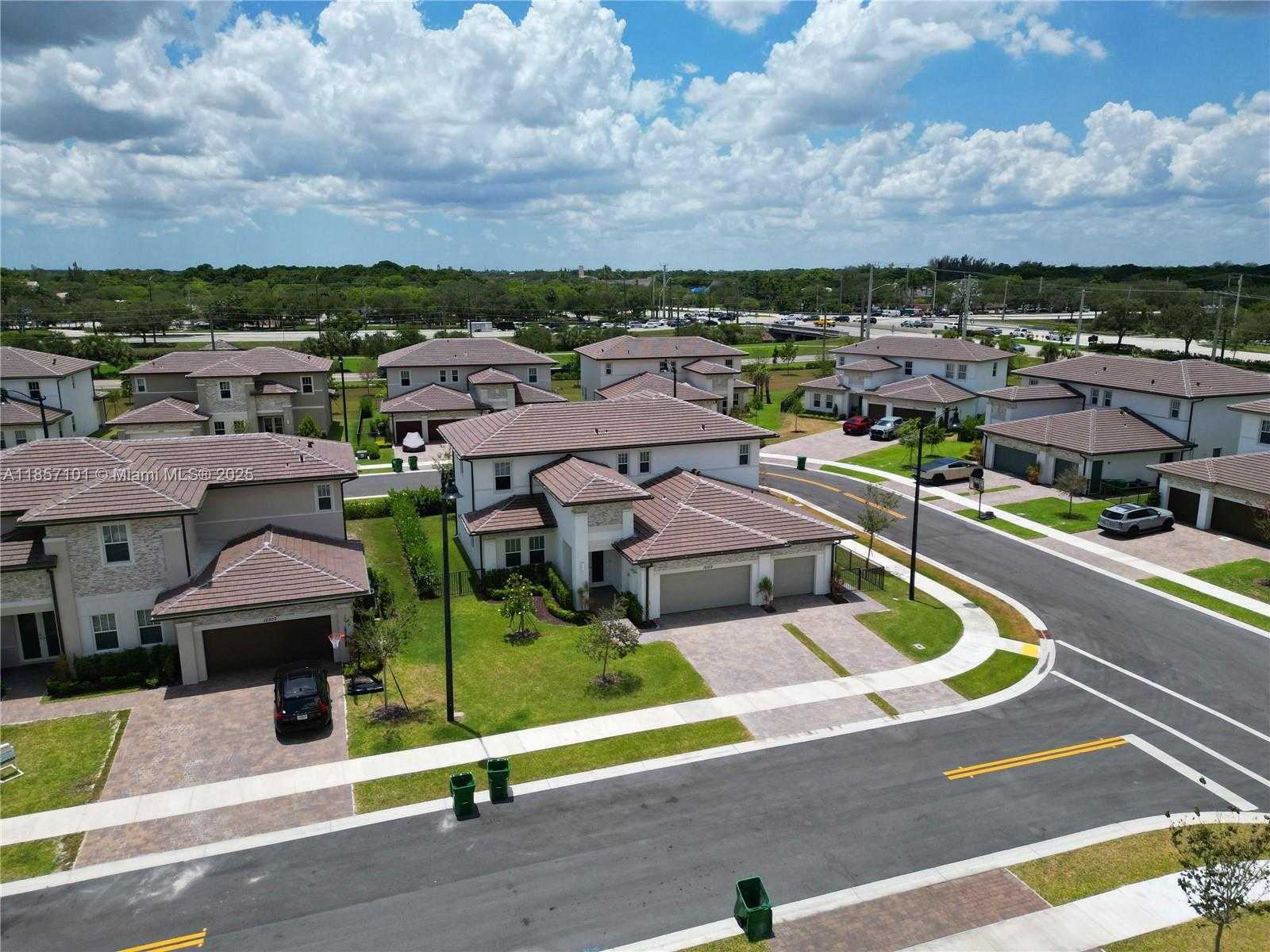 Small Image of 12332 SOUTH WEST 44TH ST, Davie Number 2