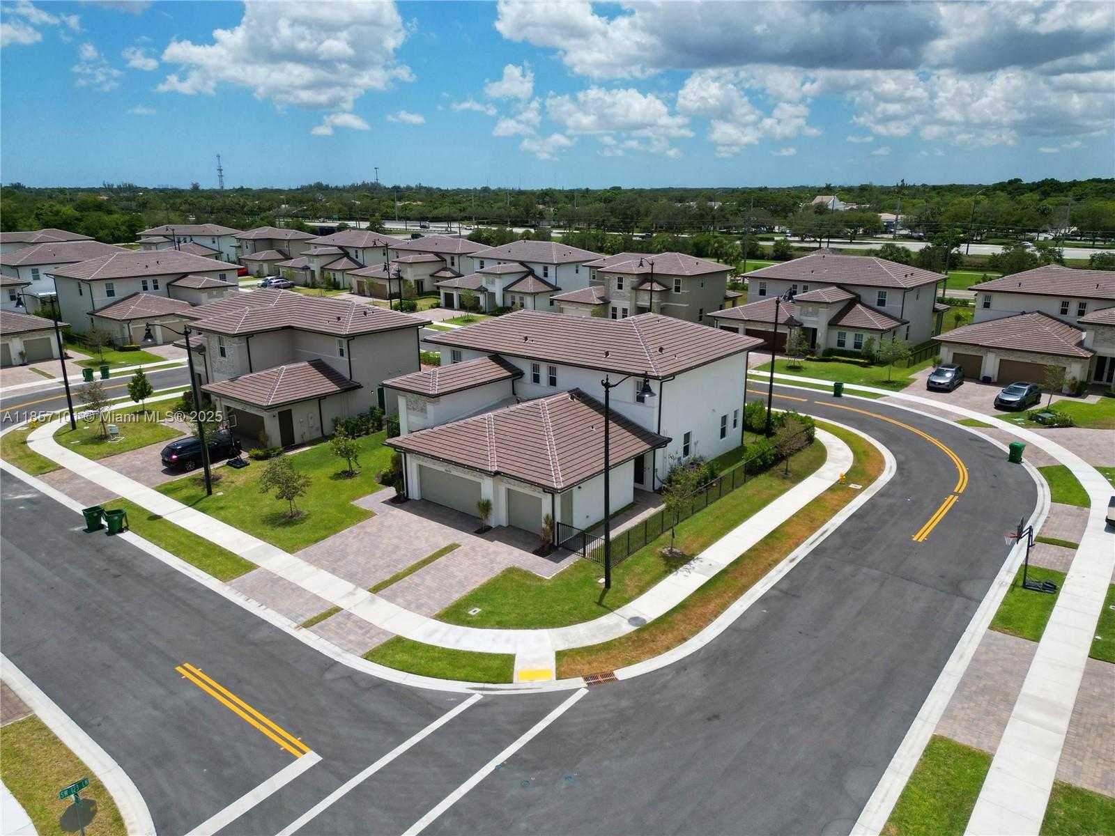 Small Image of 12332 SOUTH WEST 44TH ST, Davie Number 33