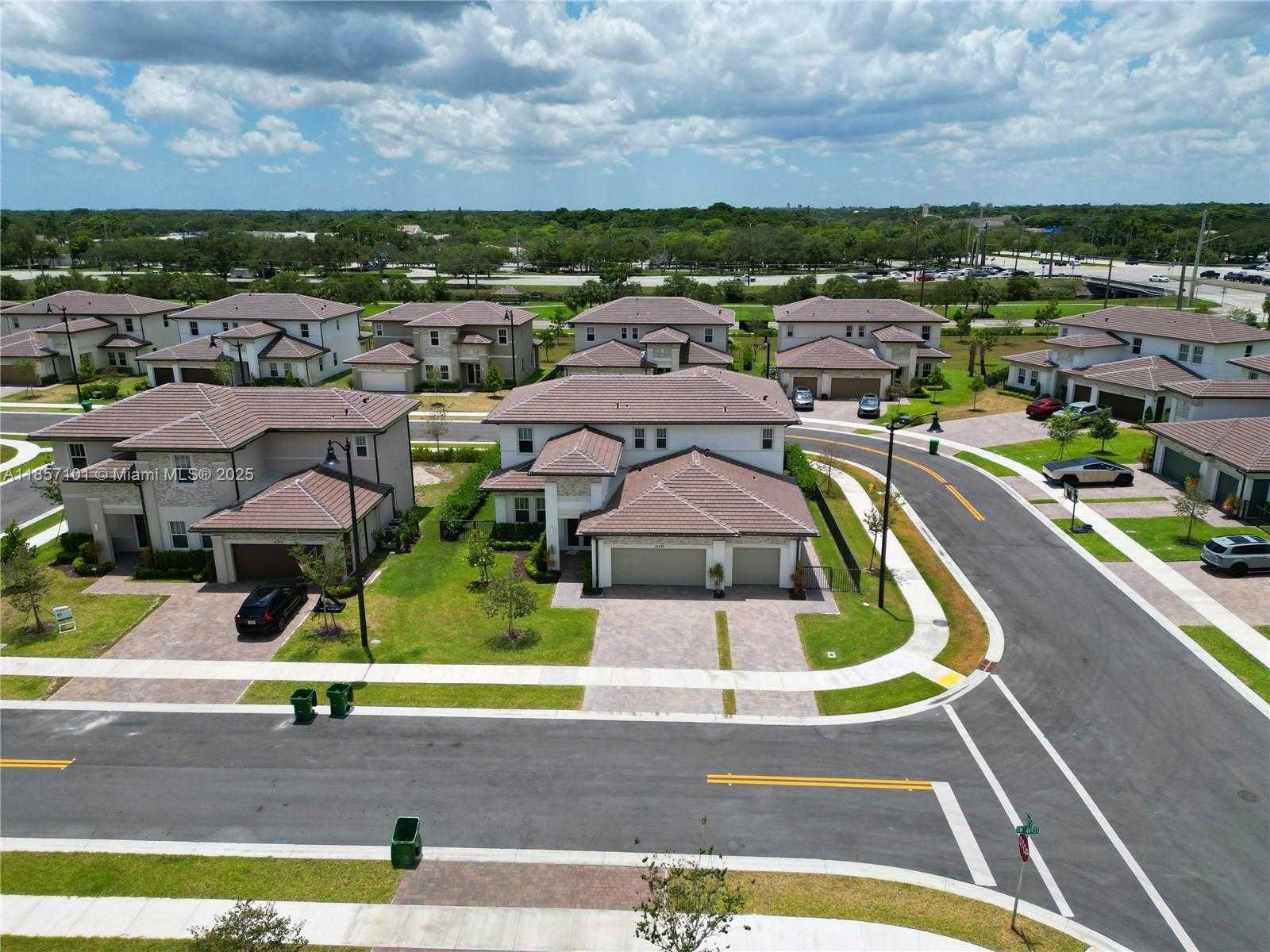 Small Image of 12332 SOUTH WEST 44TH ST, Davie Number 35