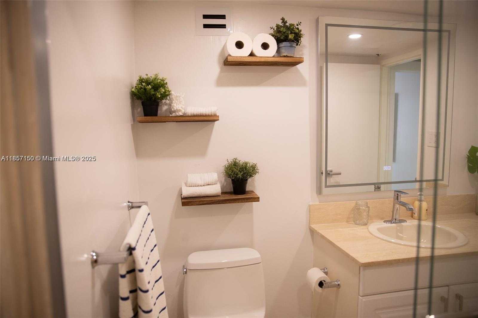 Small Image of 5225 COLLINS #914, Miami Beach Number 15