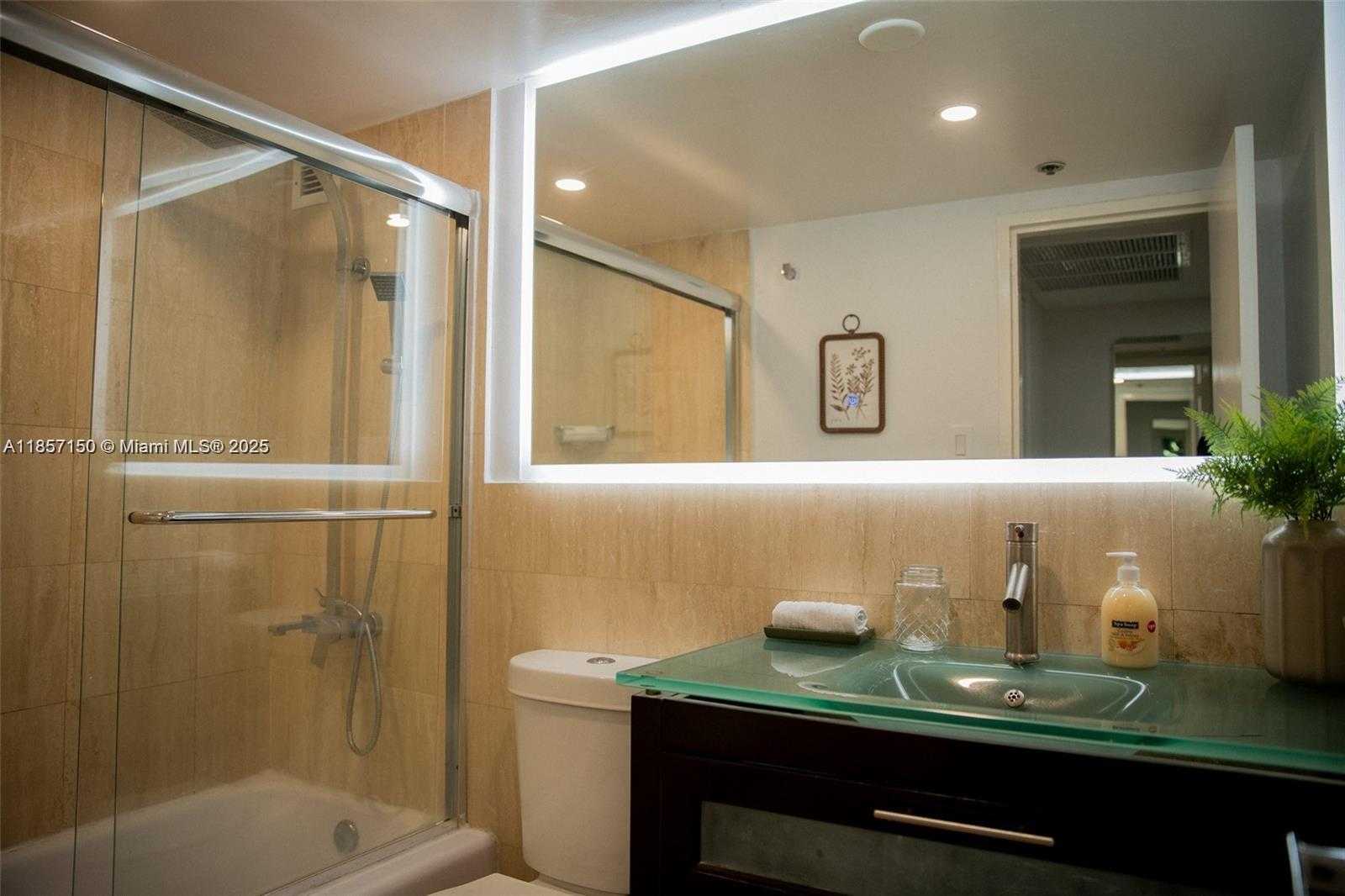 Small Image of 5225 COLLINS #914, Miami Beach Number 21