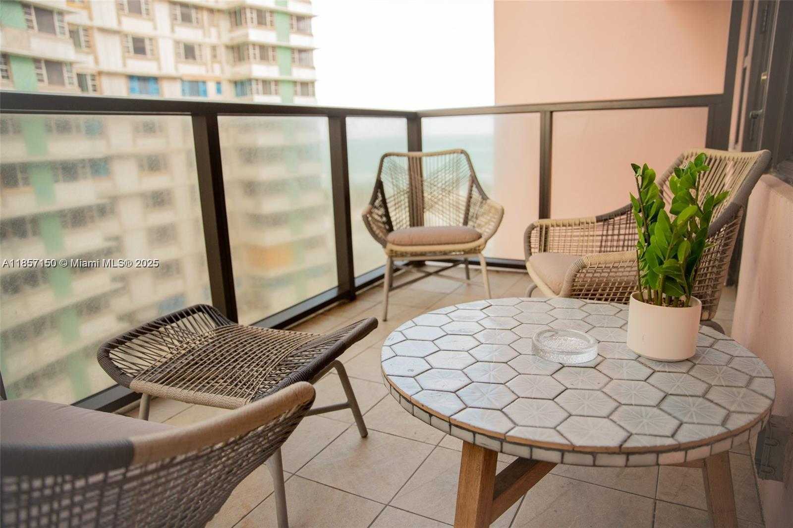 Small Image of 5225 COLLINS #914, Miami Beach Number 27