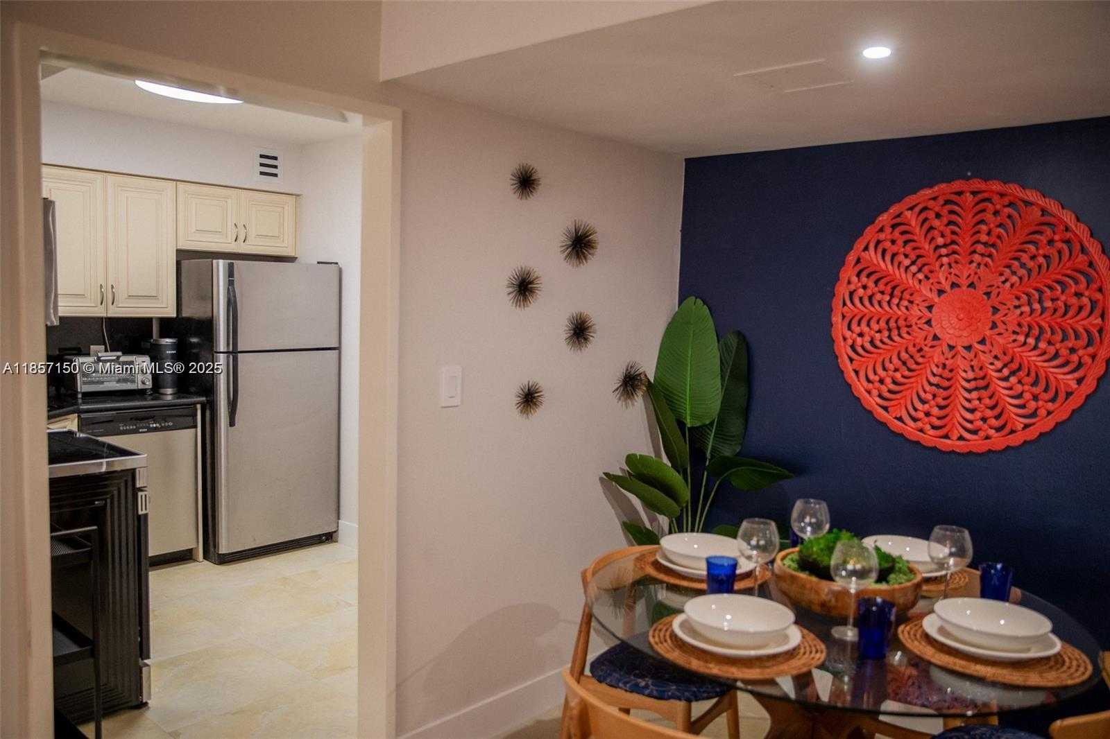 Small Image of 5225 COLLINS #914, Miami Beach Number 8