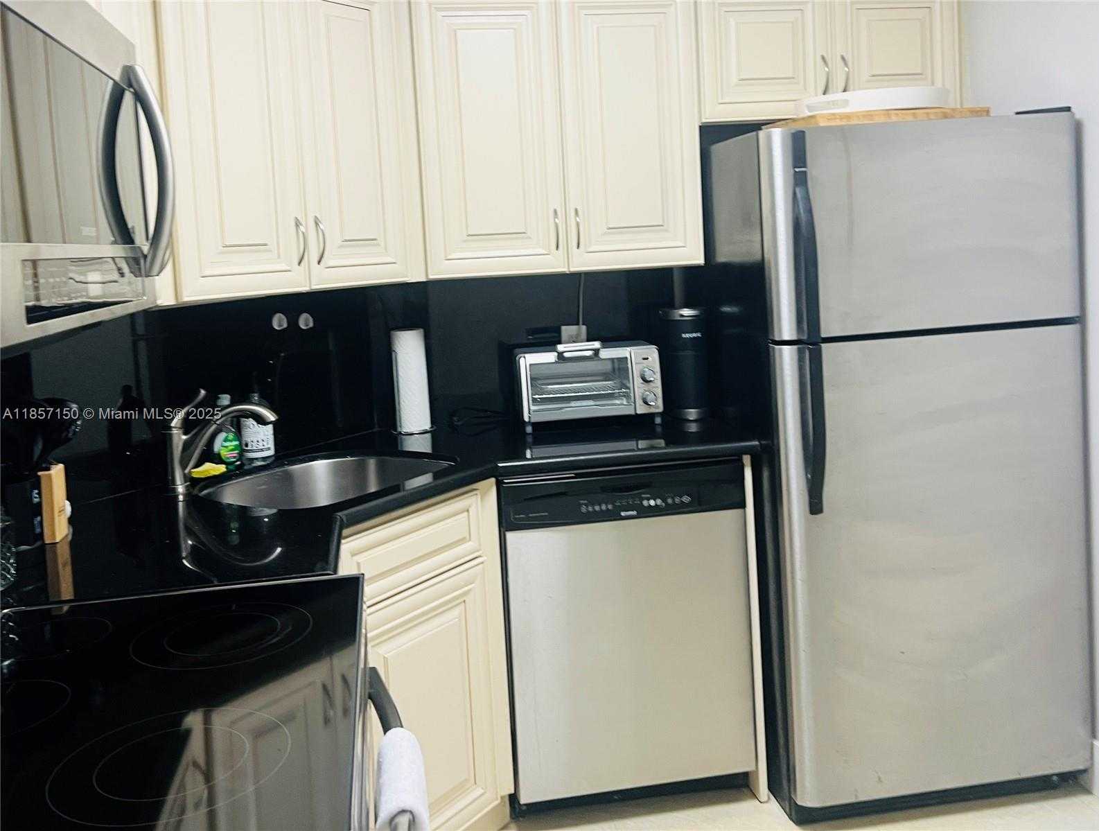 Small Image of 5225 COLLINS #914, Miami Beach Number 9