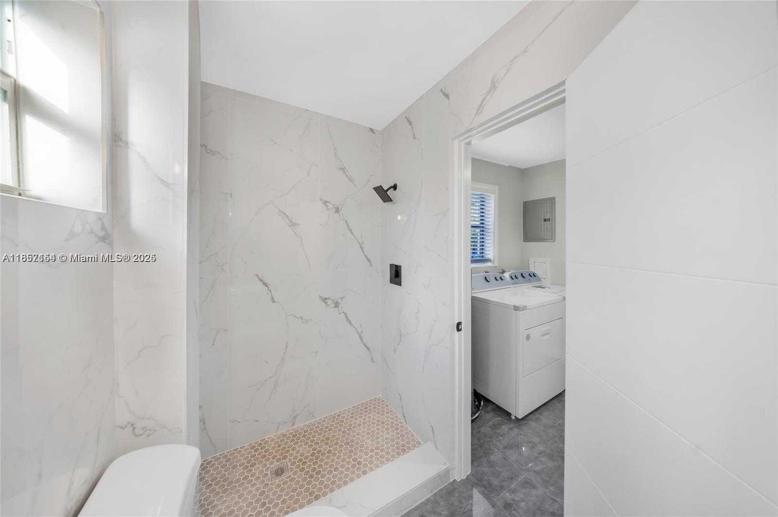 Small Image of 6460 PERRY, Hollywood Number 17