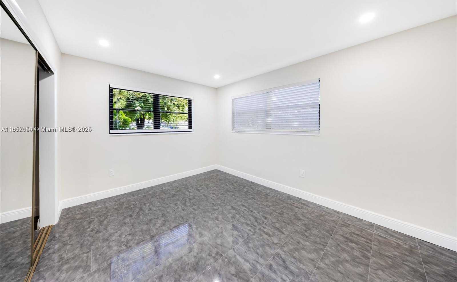 Small Image of 6460 PERRY, Hollywood Number 18