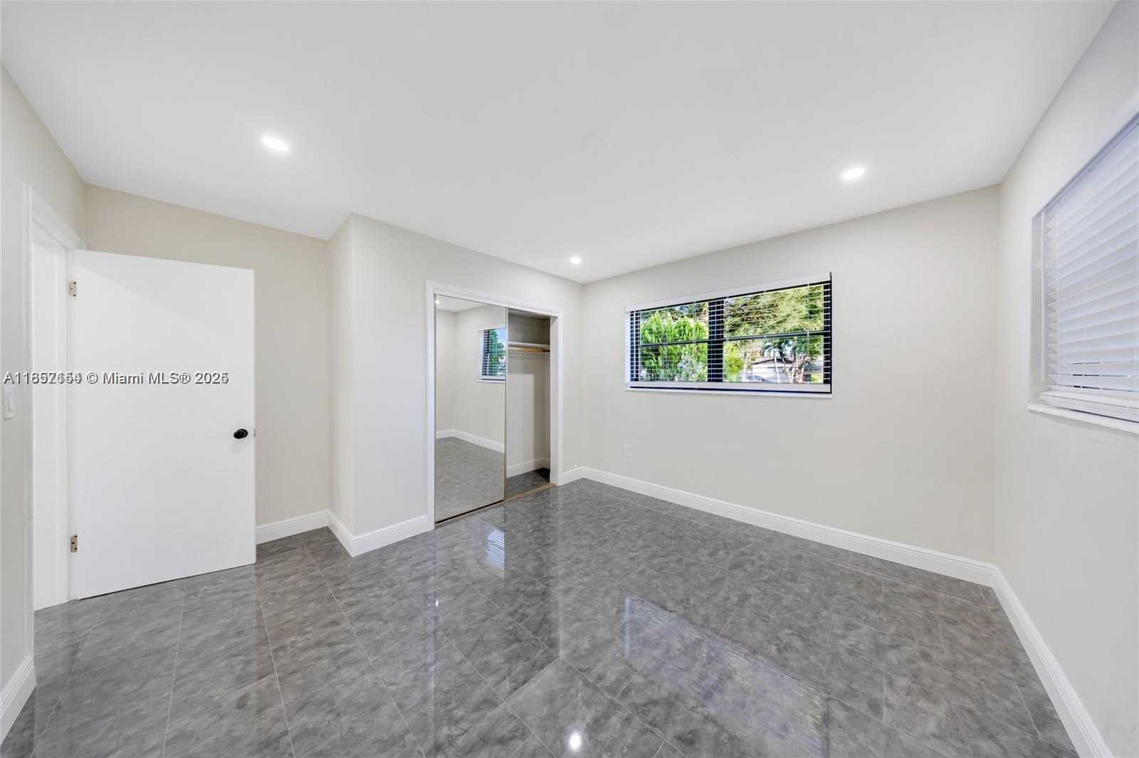 Small Image of 6460 PERRY, Hollywood Number 19