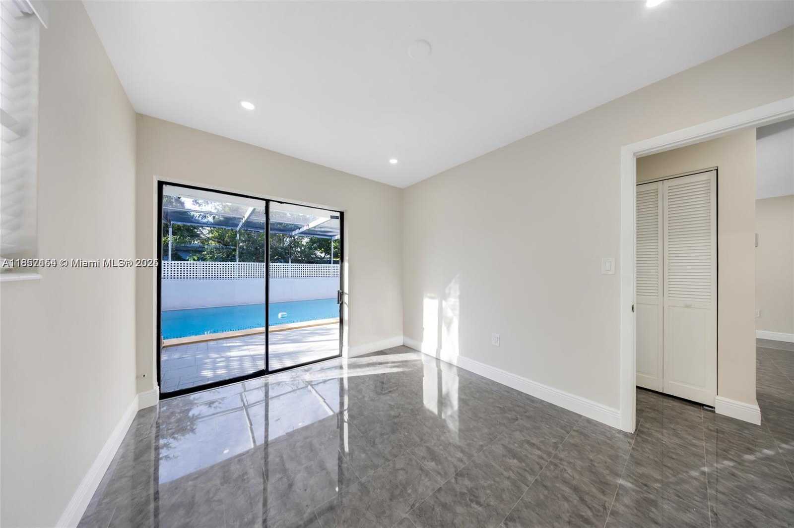 Small Image of 6460 PERRY, Hollywood Number 23