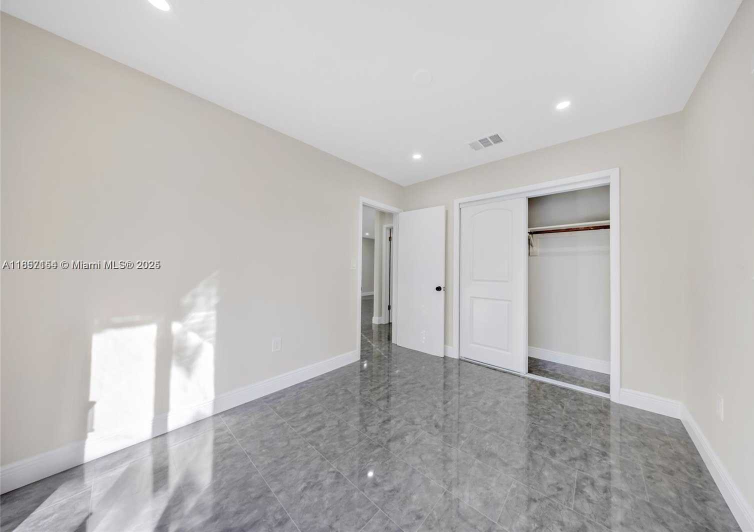 Small Image of 6460 PERRY, Hollywood Number 24