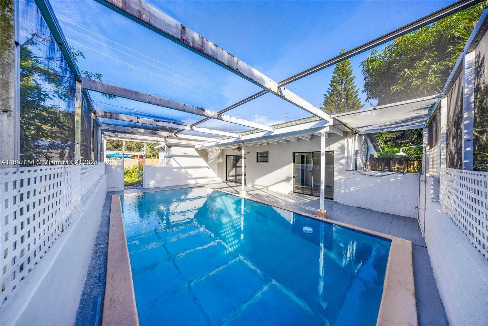 Small Image of 6460 PERRY, Hollywood Number 25