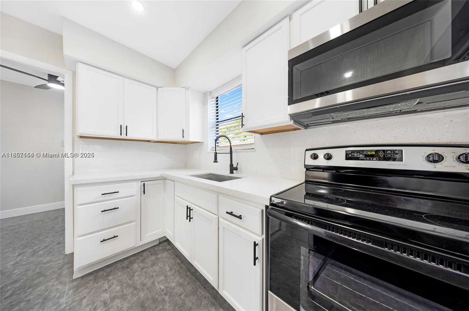 Small Image of 6460 PERRY, Hollywood Number 6