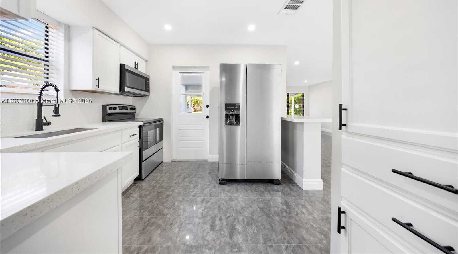 Small Image of 6460 PERRY, Hollywood Number 7