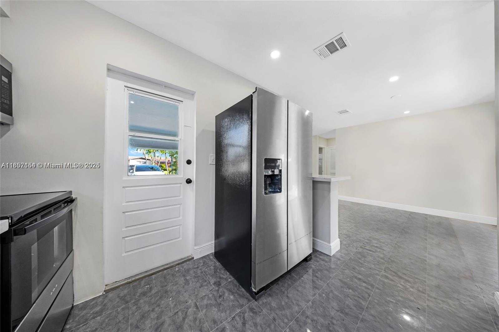 Small Image of 6460 PERRY, Hollywood Number 8