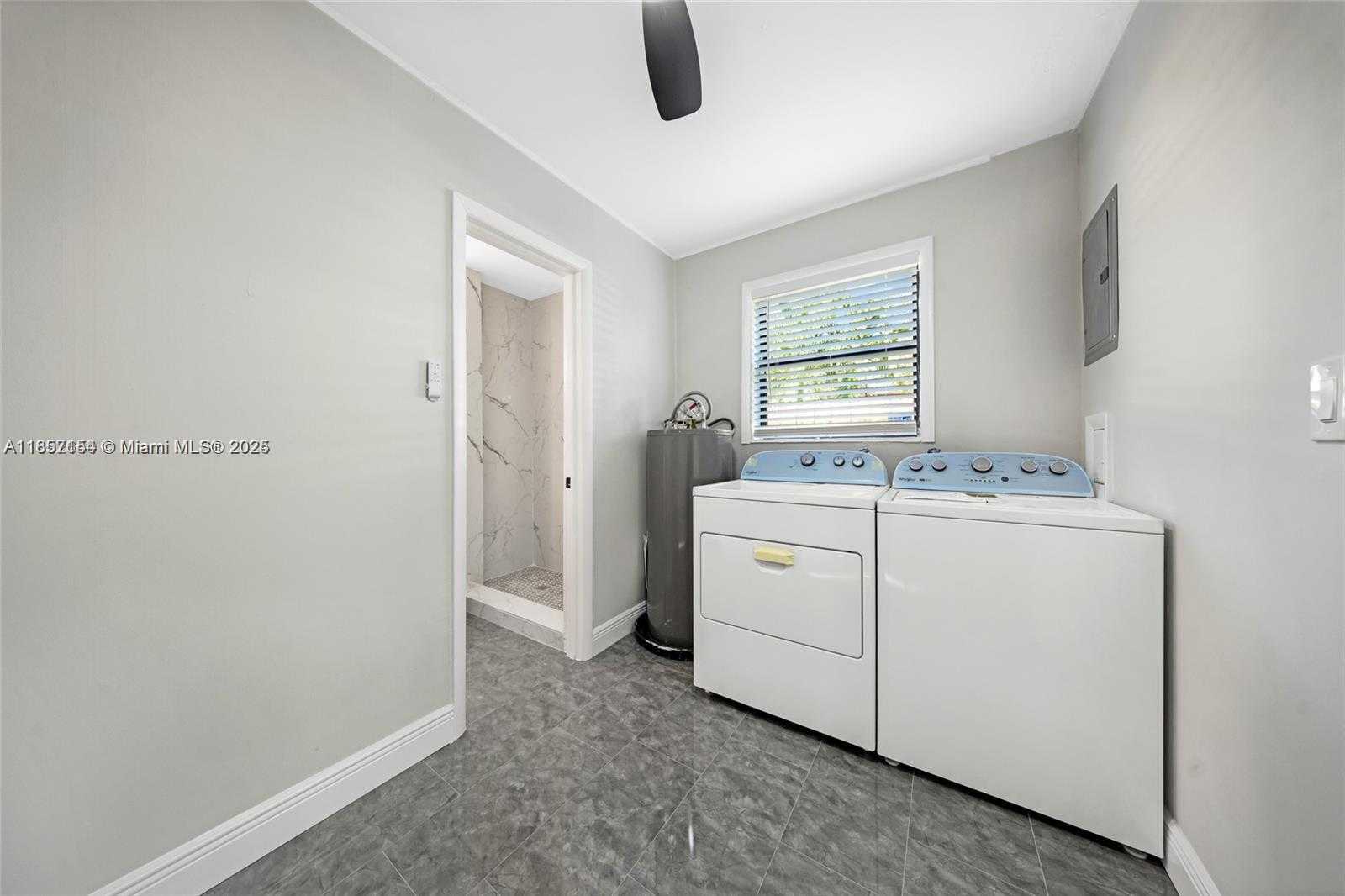Small Image of 6460 PERRY, Hollywood Number 9