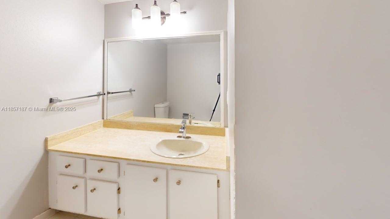 Small Image of 500 THREE ISLANDS BLVD #822, Hallandale Beach Number 23