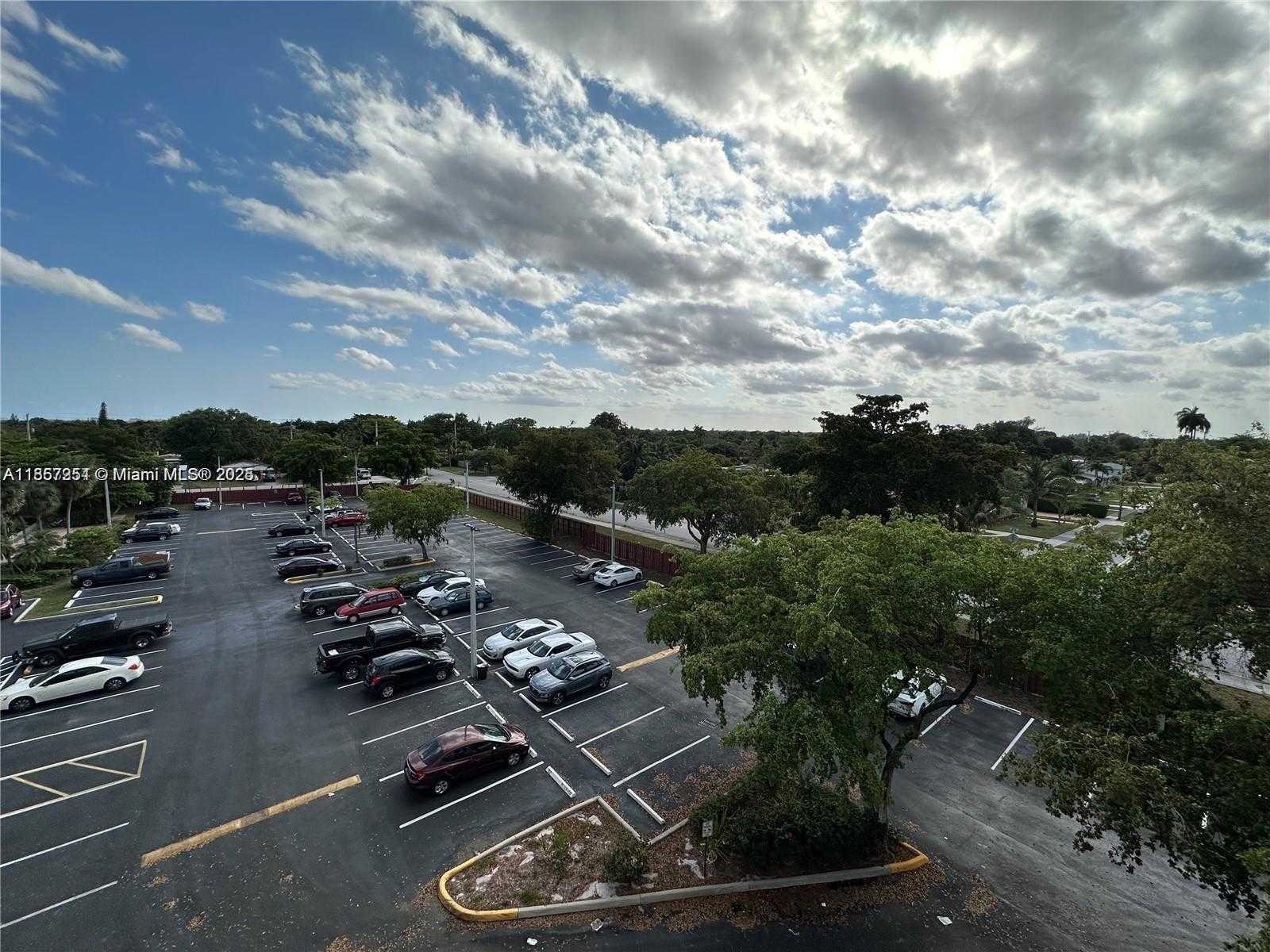 Small Image of 1300 NORTH EAST MIAMI GARDENS DR #303E, Miami Number 2