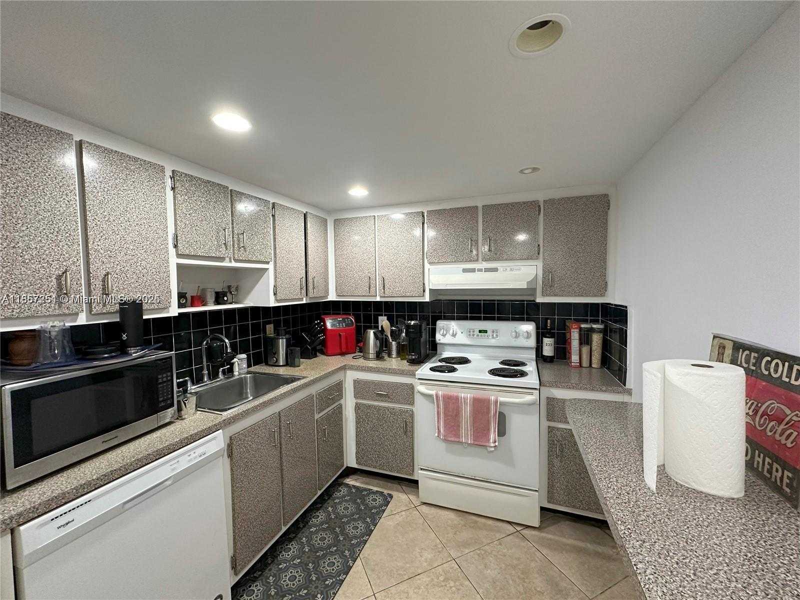 Small Image of 1300 NORTH EAST MIAMI GARDENS DR #303E, Miami Number 3