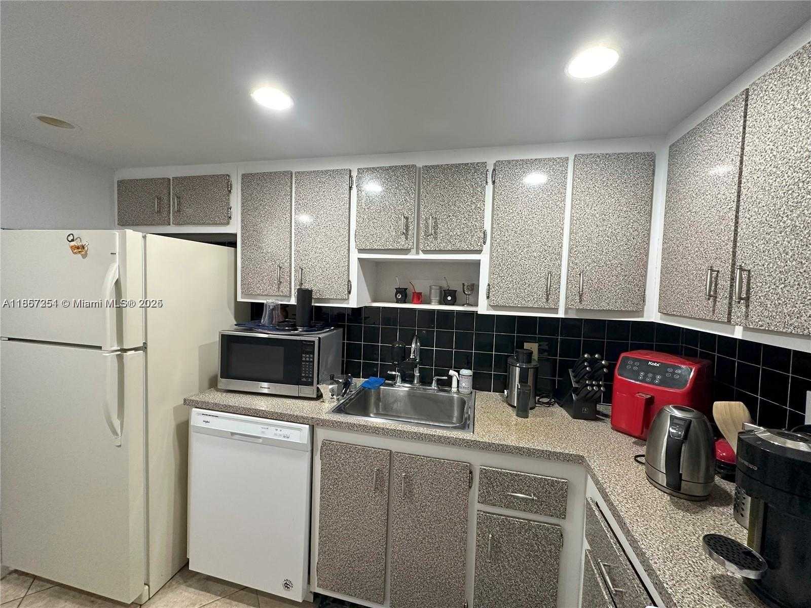 Small Image of 1300 NORTH EAST MIAMI GARDENS DR #303E, Miami Number 4