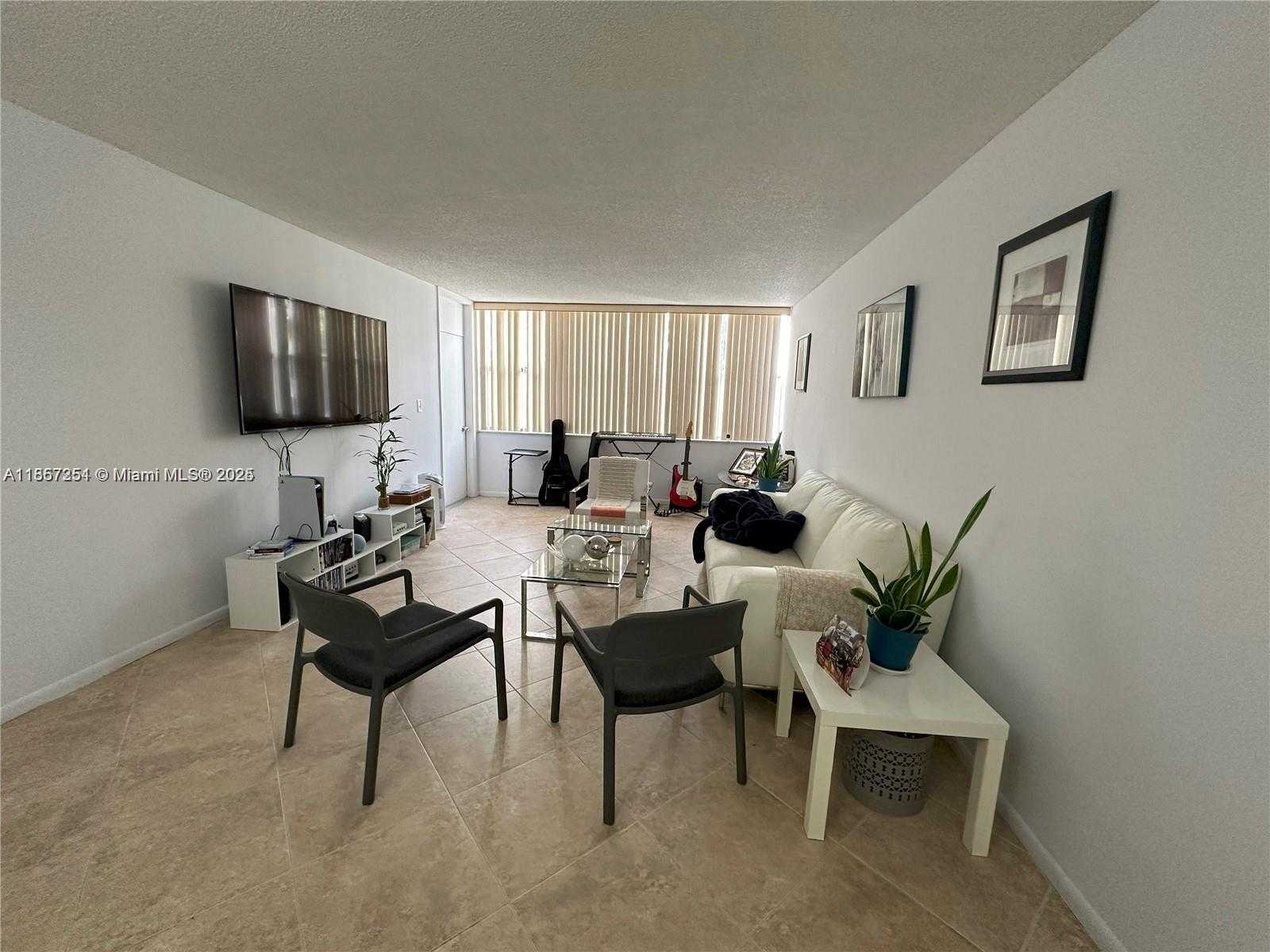 Small Image of 1300 NORTH EAST MIAMI GARDENS DR #303E, Miami Number 6