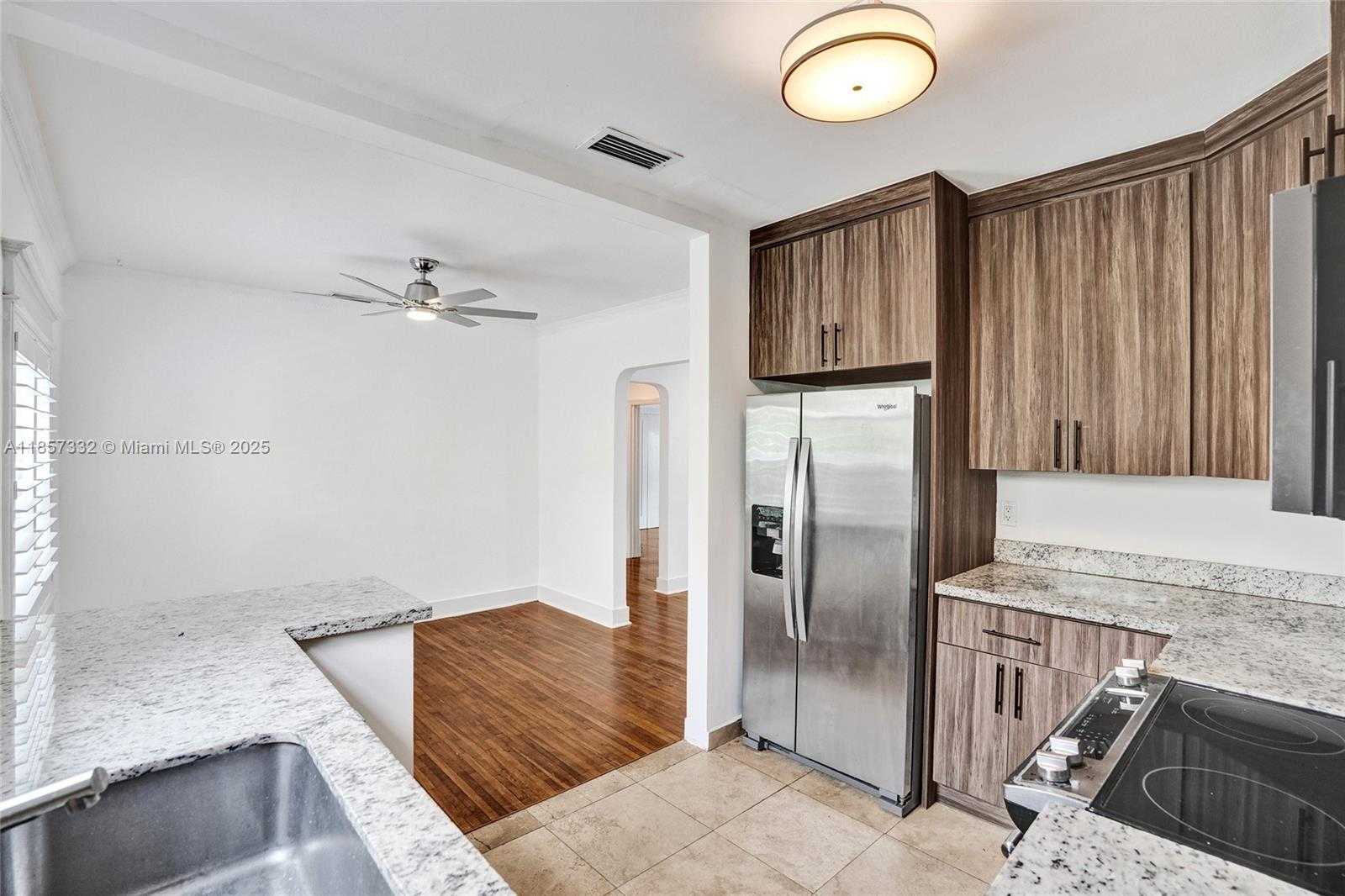 Small Image of 1077 CORTEZ ST, Coral Gables Number 10