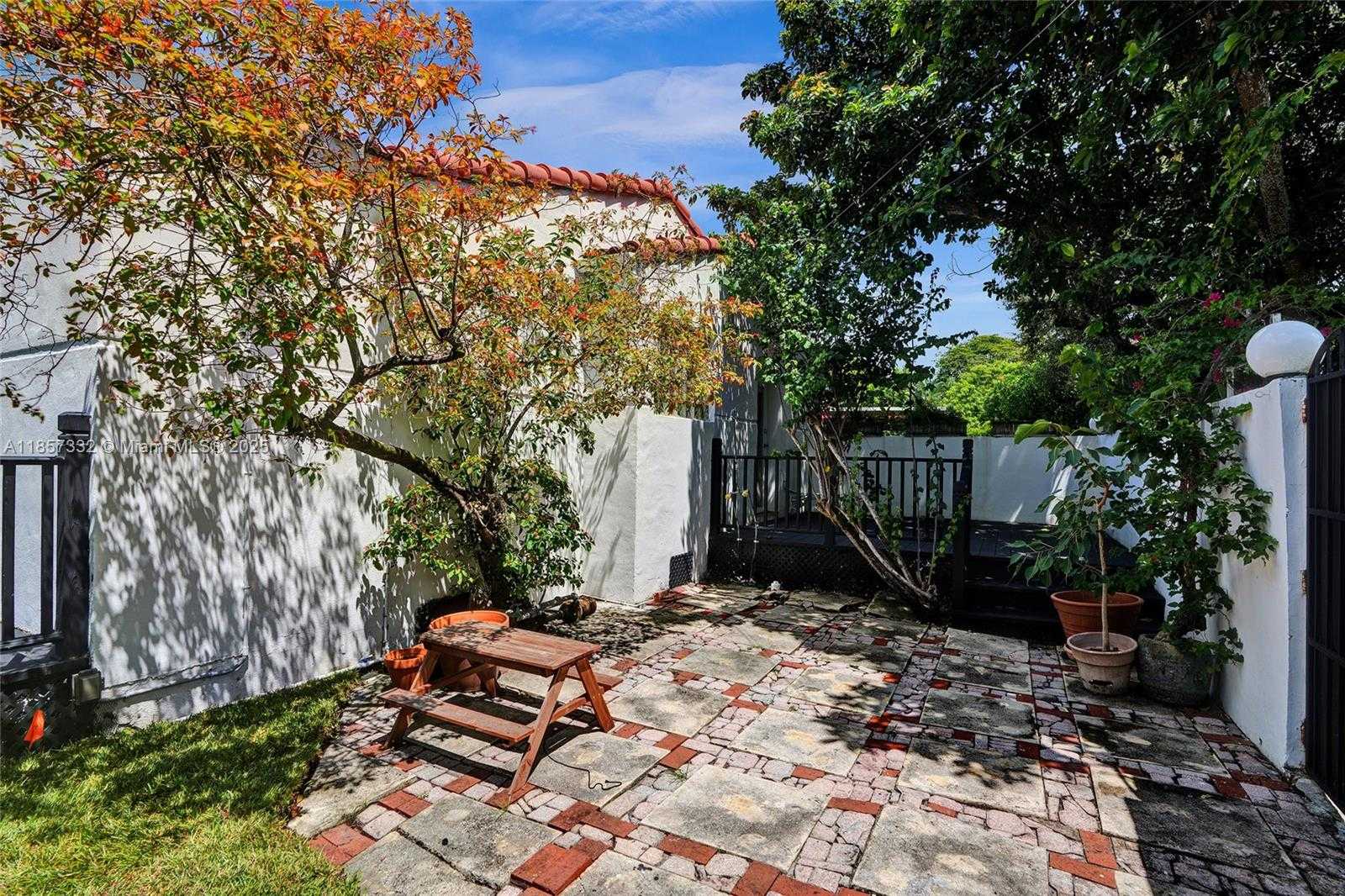 Small Image of 1077 CORTEZ ST, Coral Gables Number 14