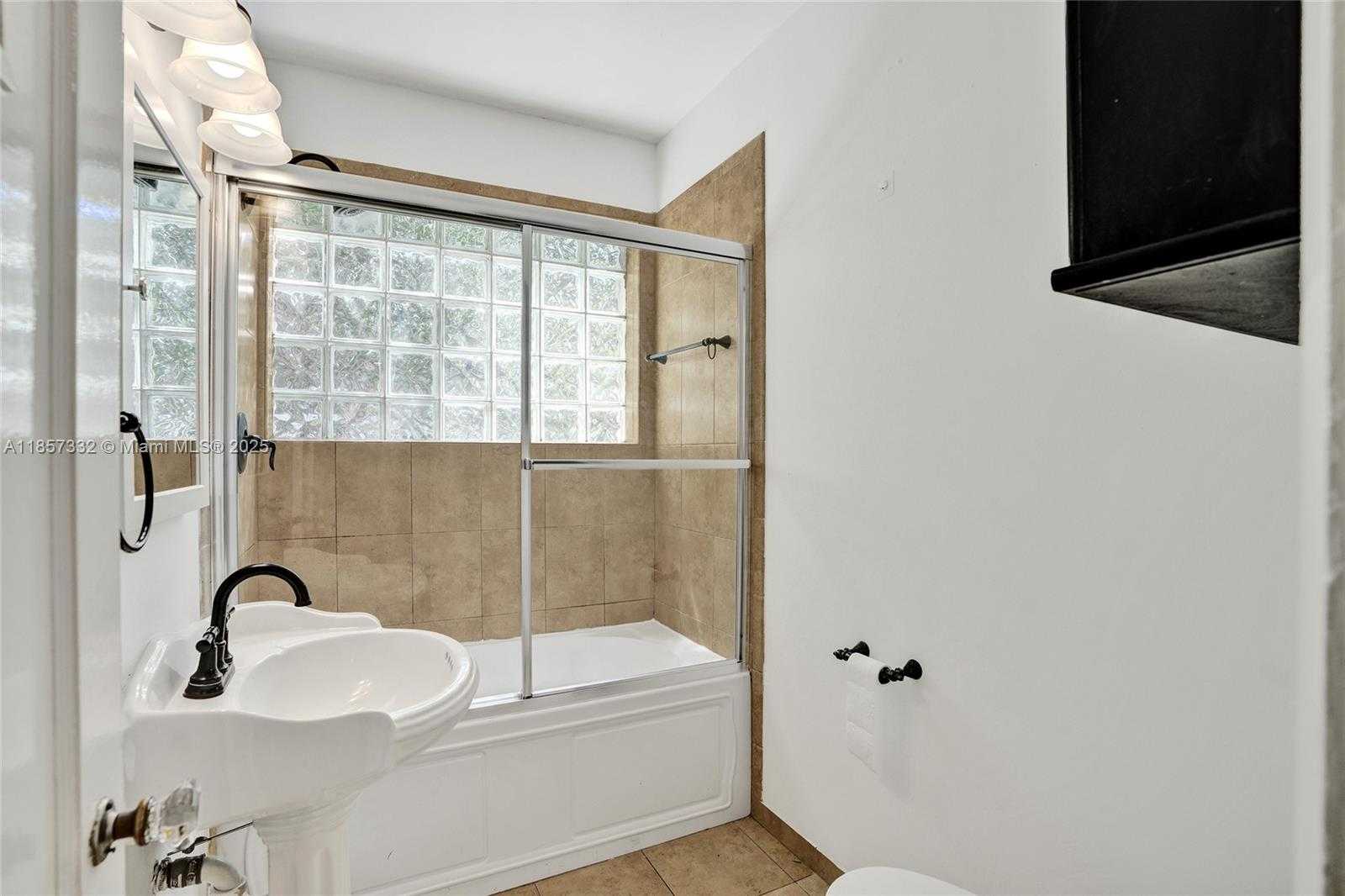 Small Image of 1077 CORTEZ ST, Coral Gables Number 24