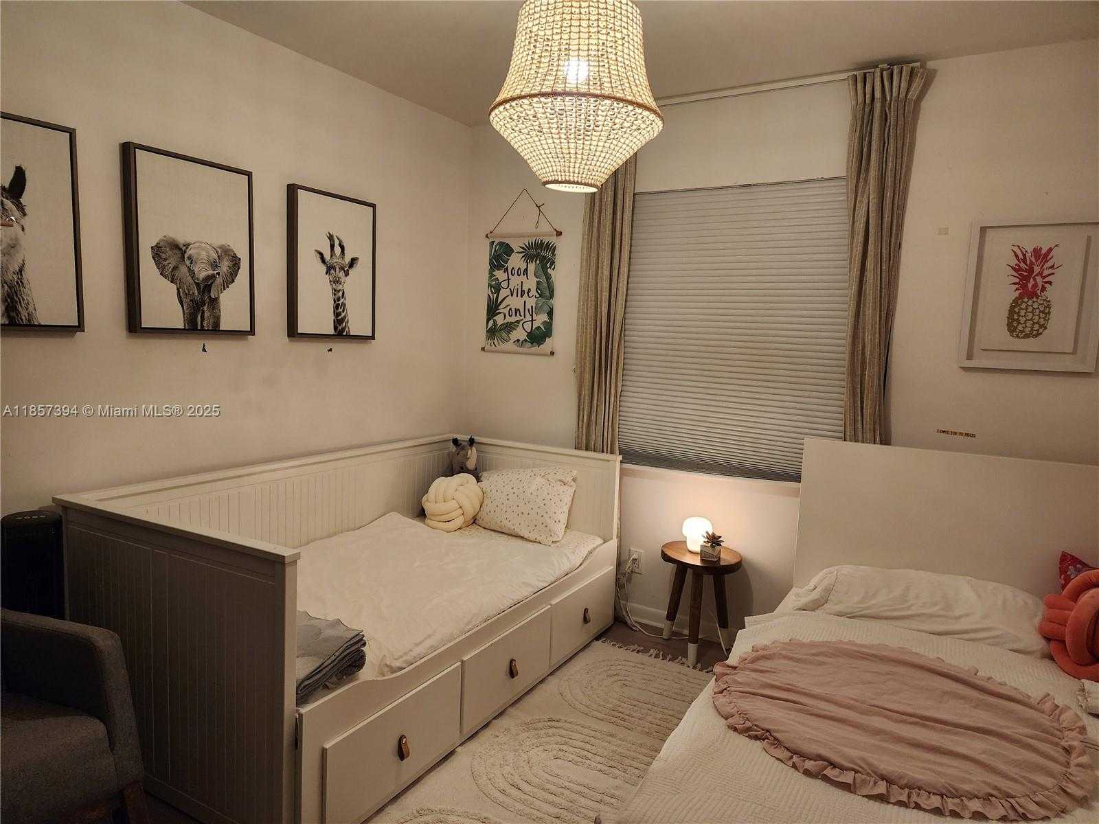 Small Image of Aventura Number 10