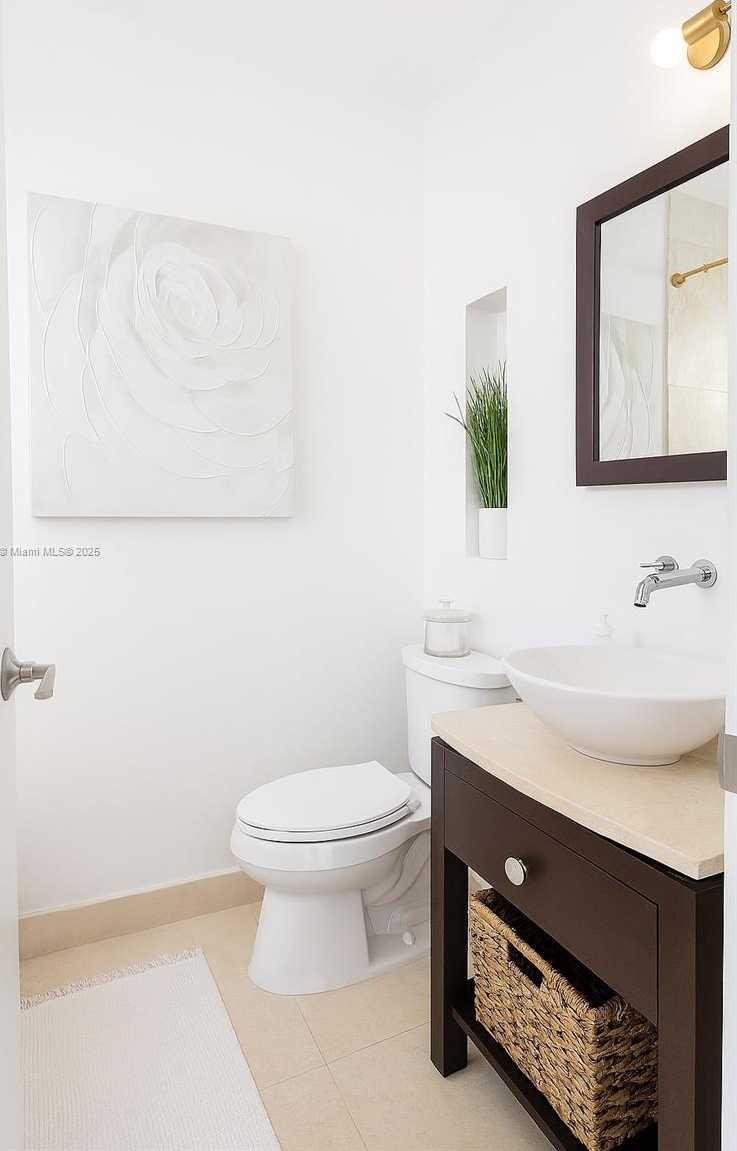 Small Image of Aventura Number 13