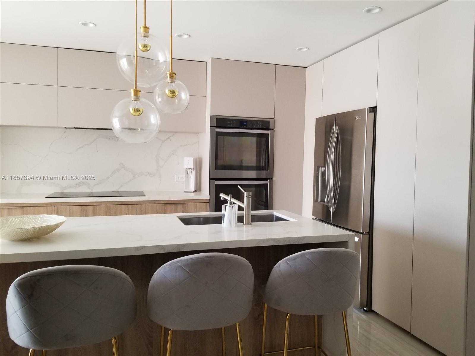 Small Image of Aventura Number 2