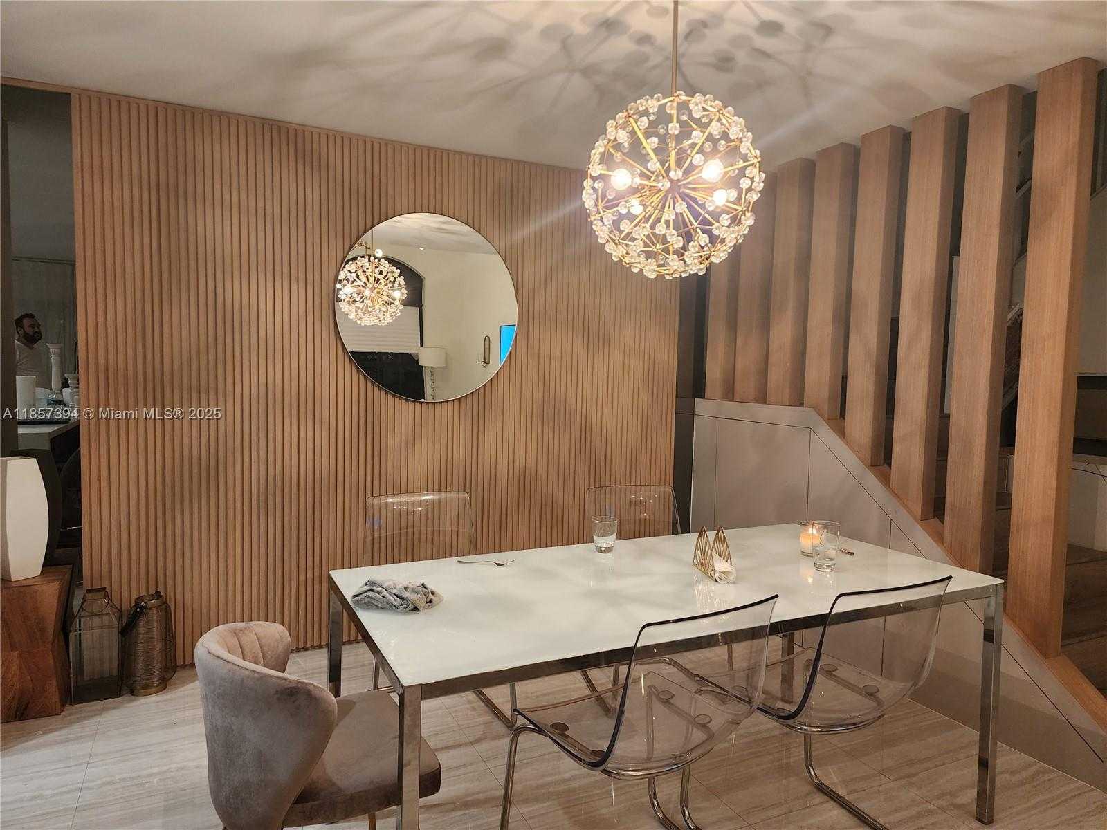 Small Image of Aventura Number 3