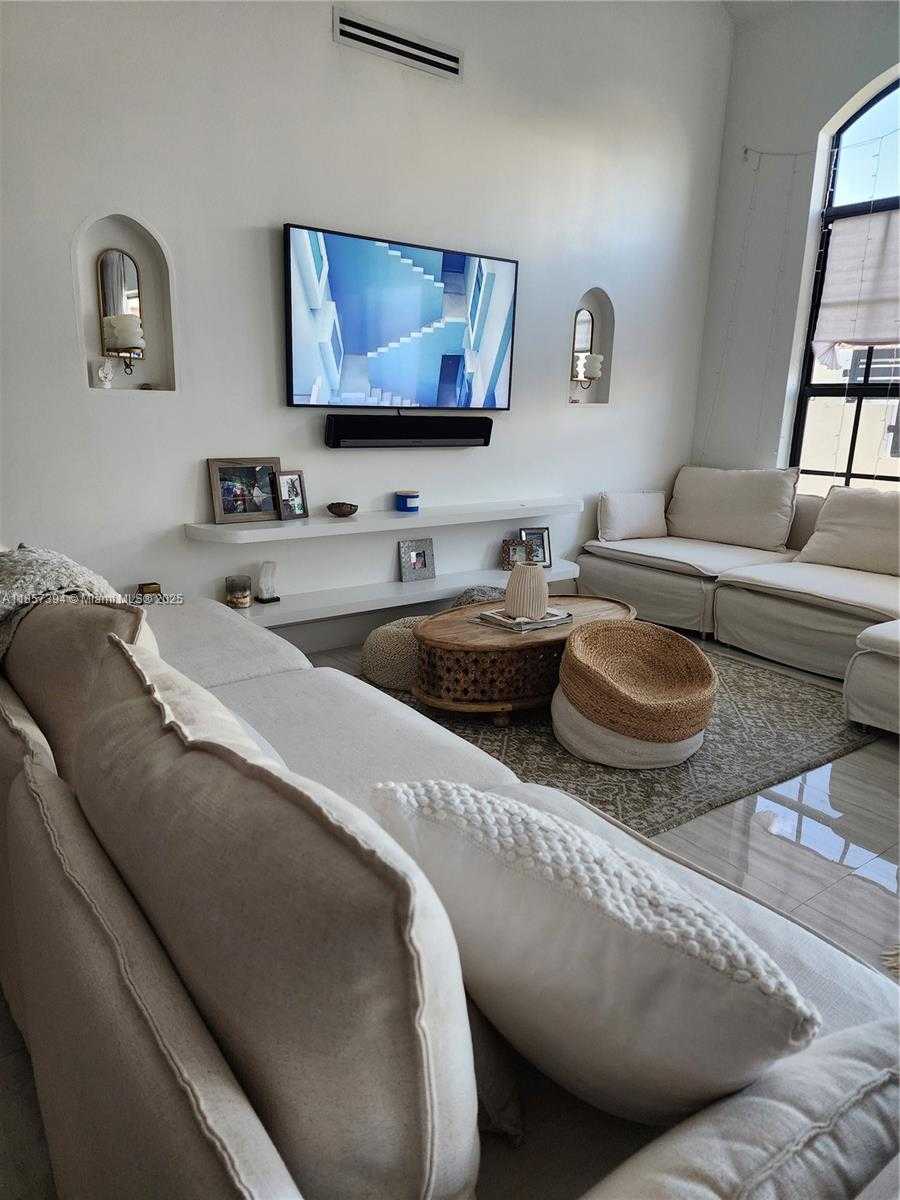 Small Image of Aventura Number 4