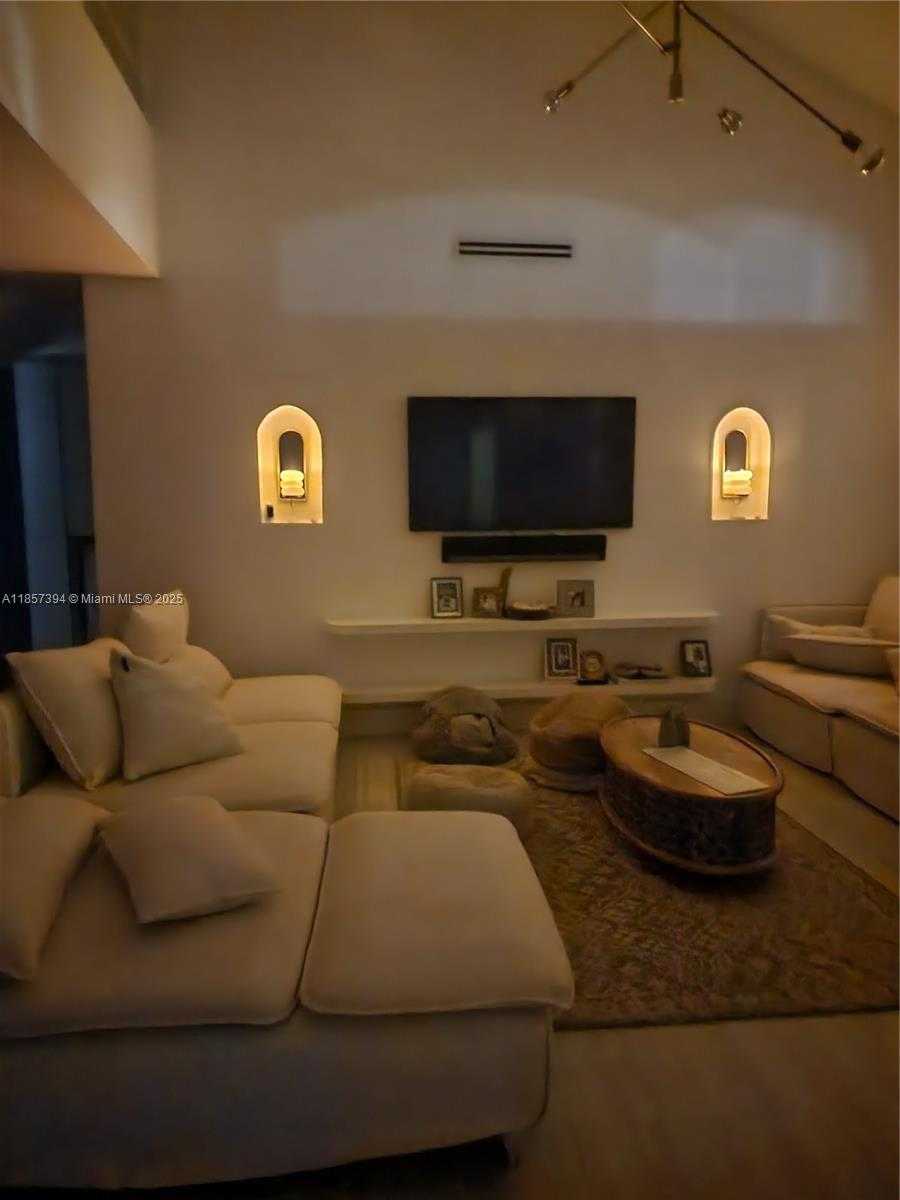 Small Image of Aventura Number 6