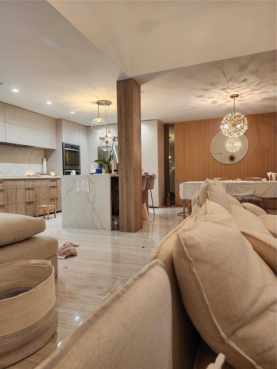Small Image of Aventura Number 7
