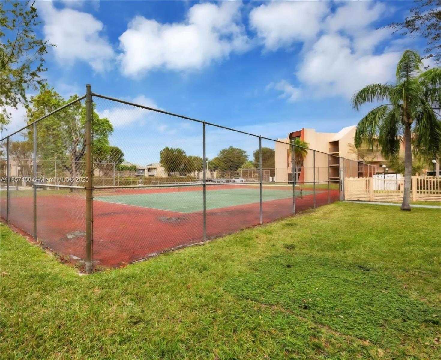 Small Image of 13715 KENDALE LAKES CIR #PH-A1, Miami Number 12