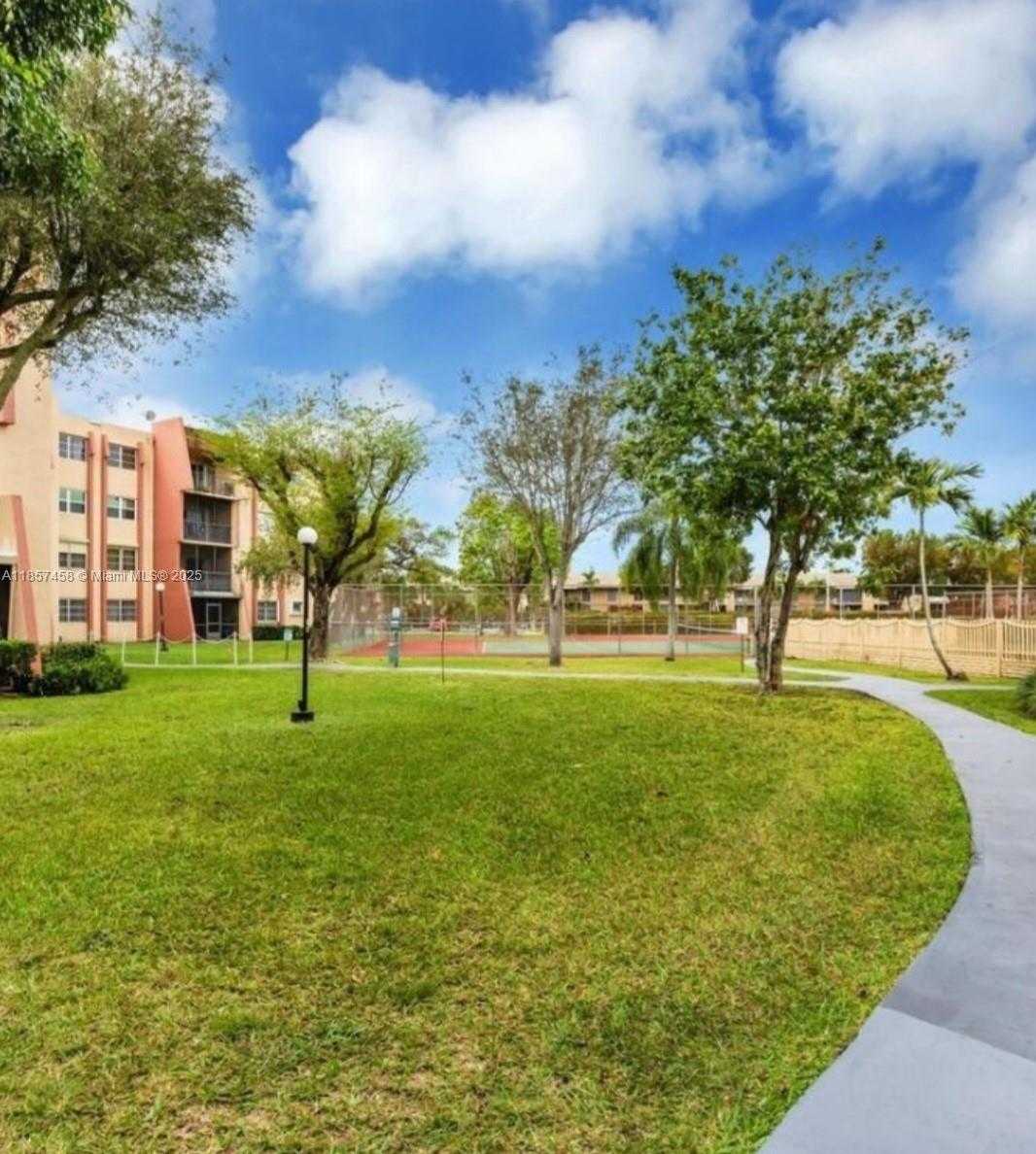 Small Image of 13715 KENDALE LAKES CIR #PH-A1, Miami Number 2