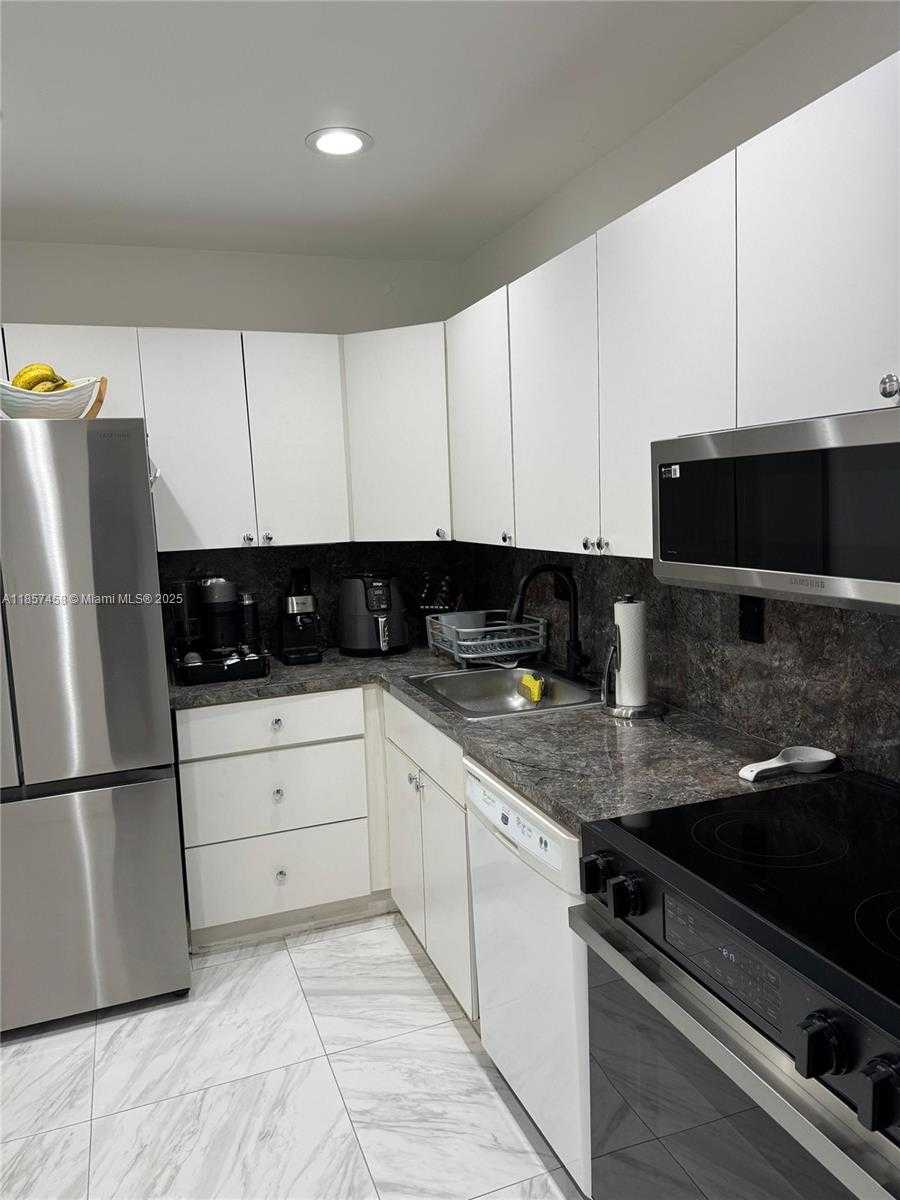Small Image of 13715 KENDALE LAKES CIR #PH-A1, Miami Number 3