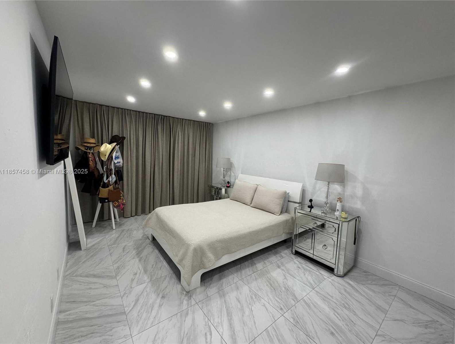 Small Image of 13715 KENDALE LAKES CIR #PH-A1, Miami Number 5
