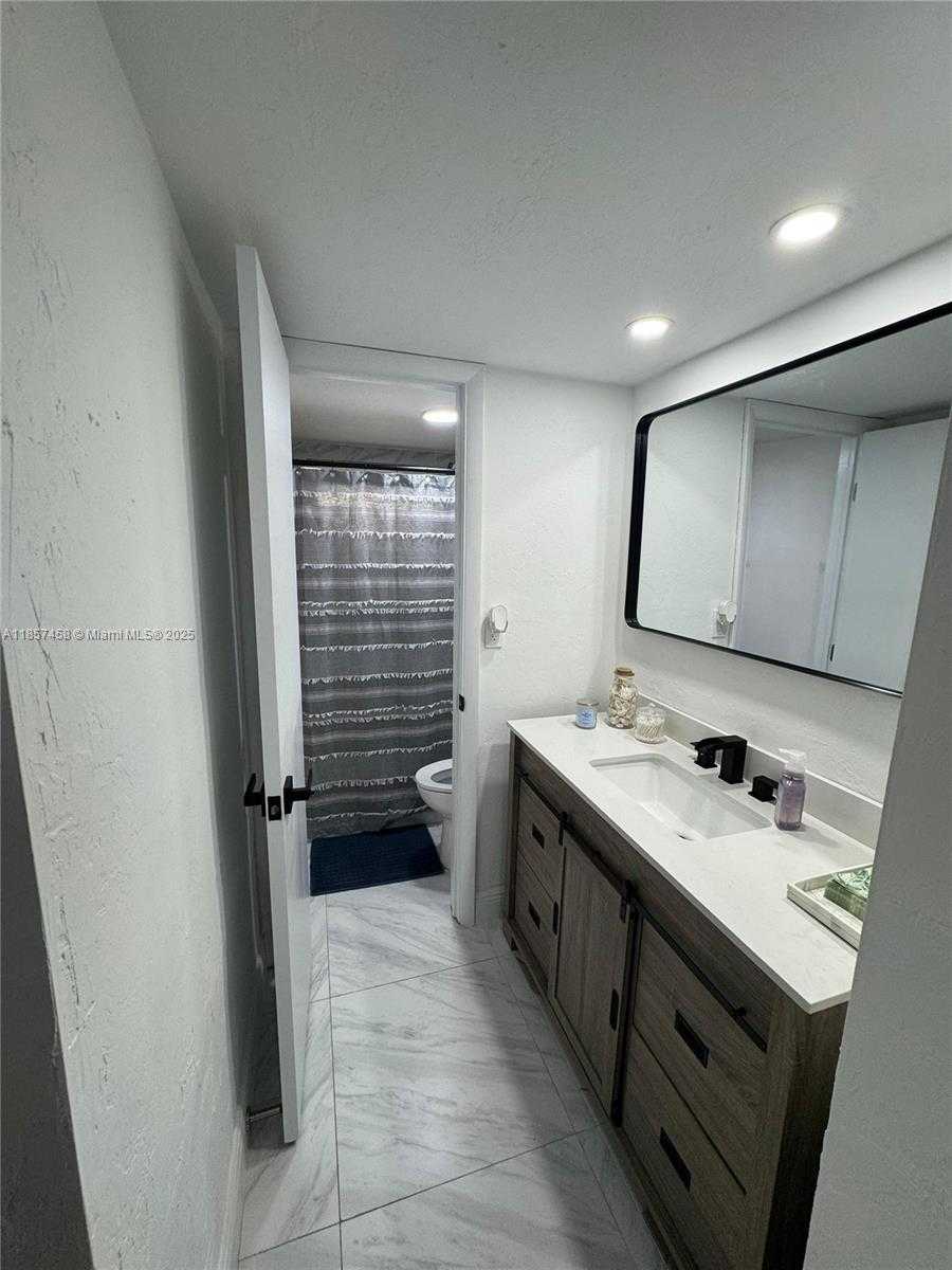 Small Image of 13715 KENDALE LAKES CIR #PH-A1, Miami Number 6