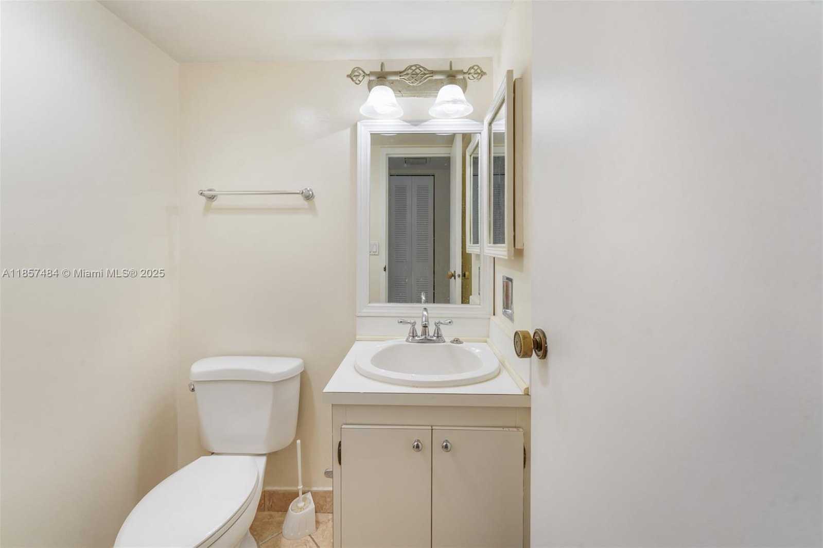 Small Image of 100 BAYVIEW DR #1411, Sunny Isles Beach Number 10