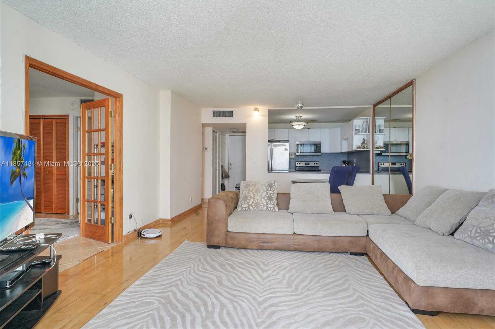 Small Image of 100 BAYVIEW DR #1411, Sunny Isles Beach Number 4